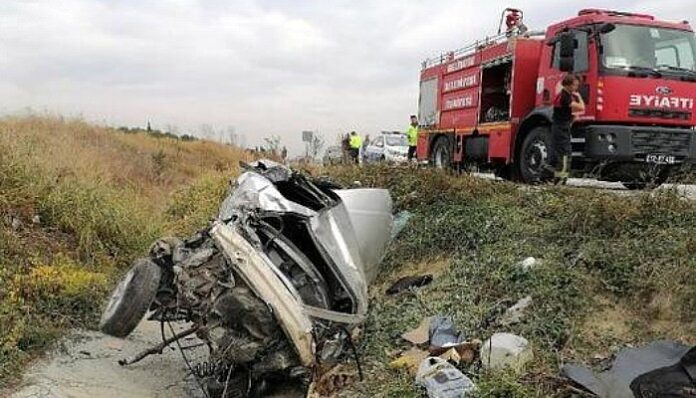 Çanakkale'de Otomobil Şarampole Yuvarlandı